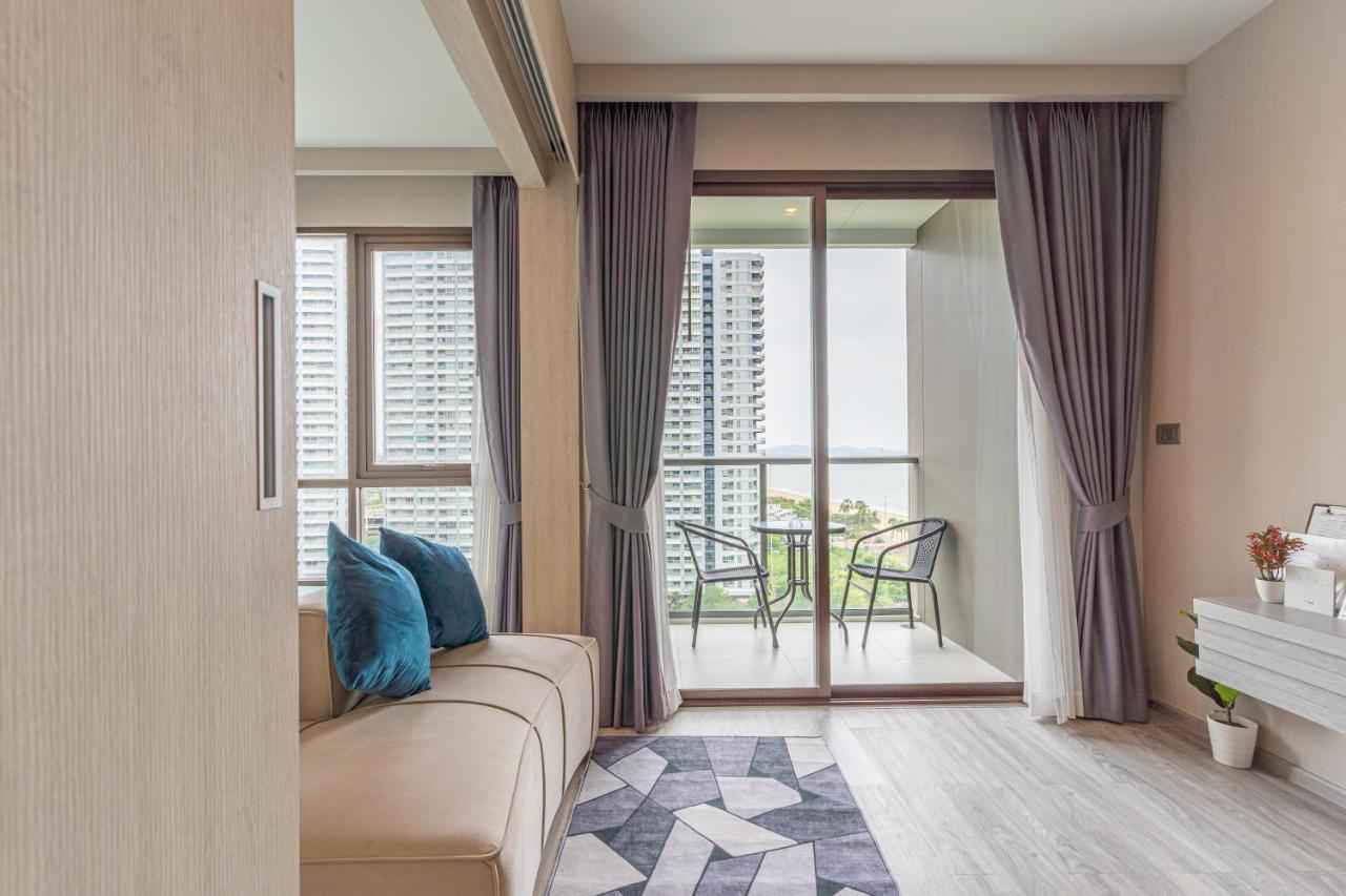 Aeras Beachfront Condominium Джомтиен Бийч Екстериор снимка