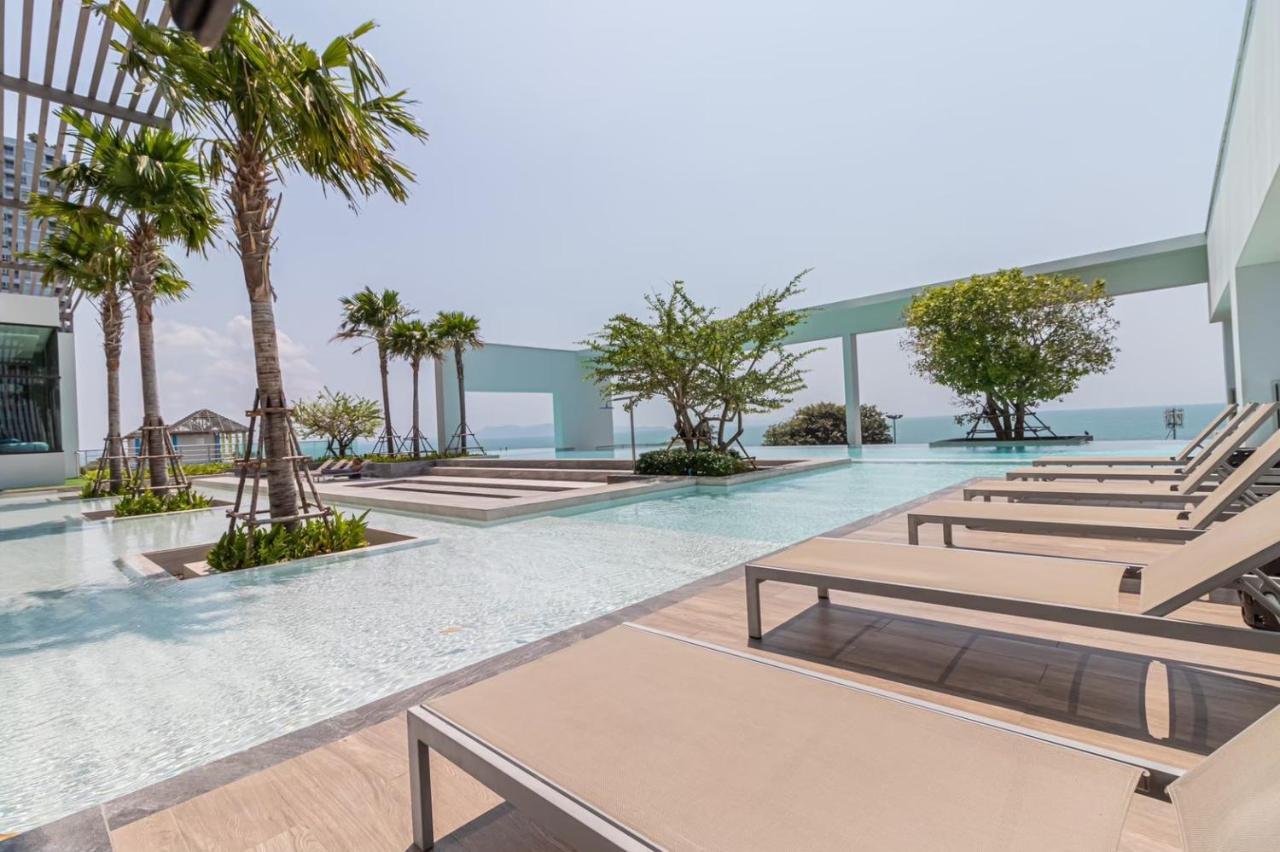Aeras Beachfront Condominium Джомтиен Бийч Екстериор снимка
