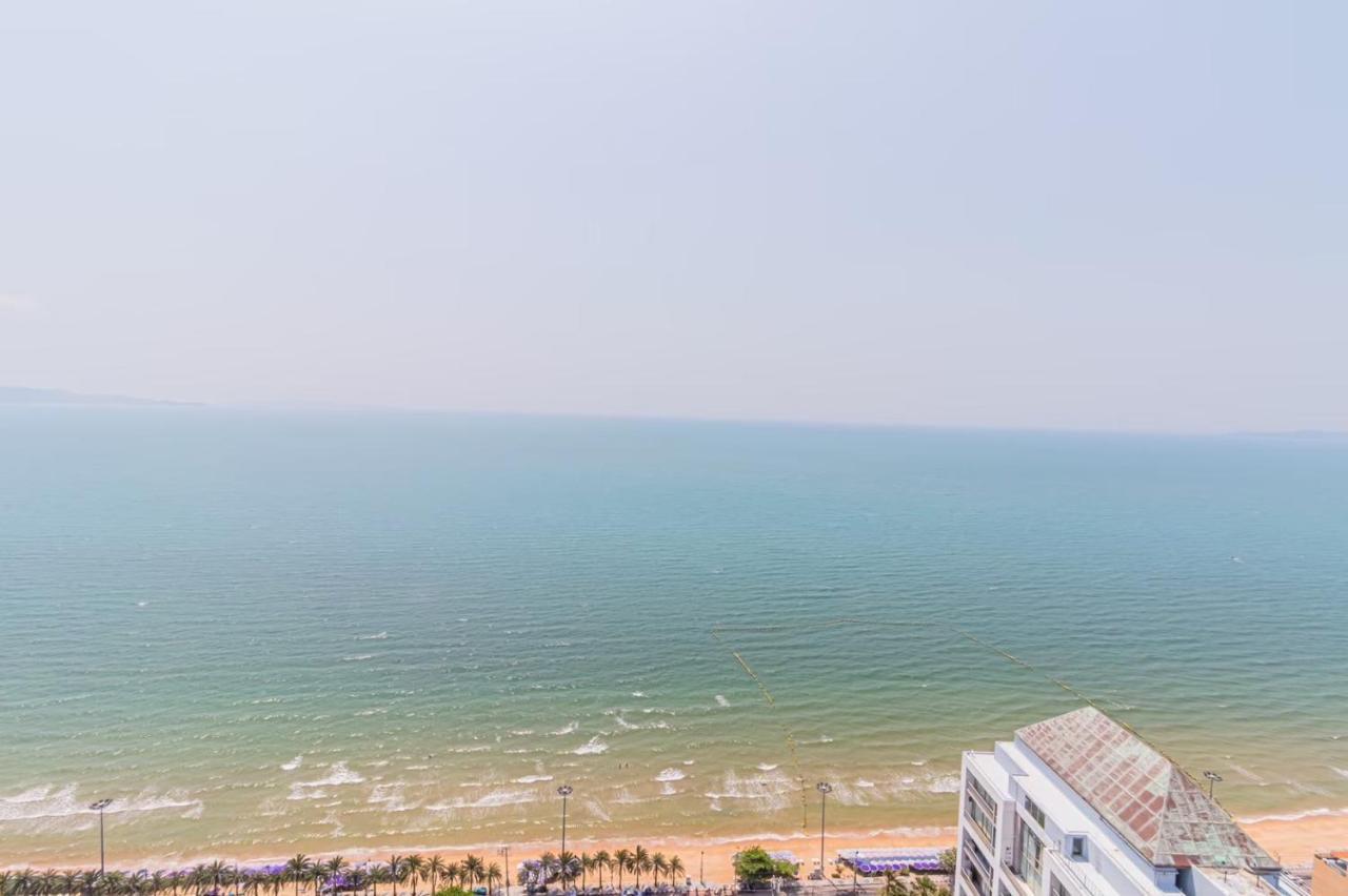 Aeras Beachfront Condominium Джомтиен Бийч Екстериор снимка